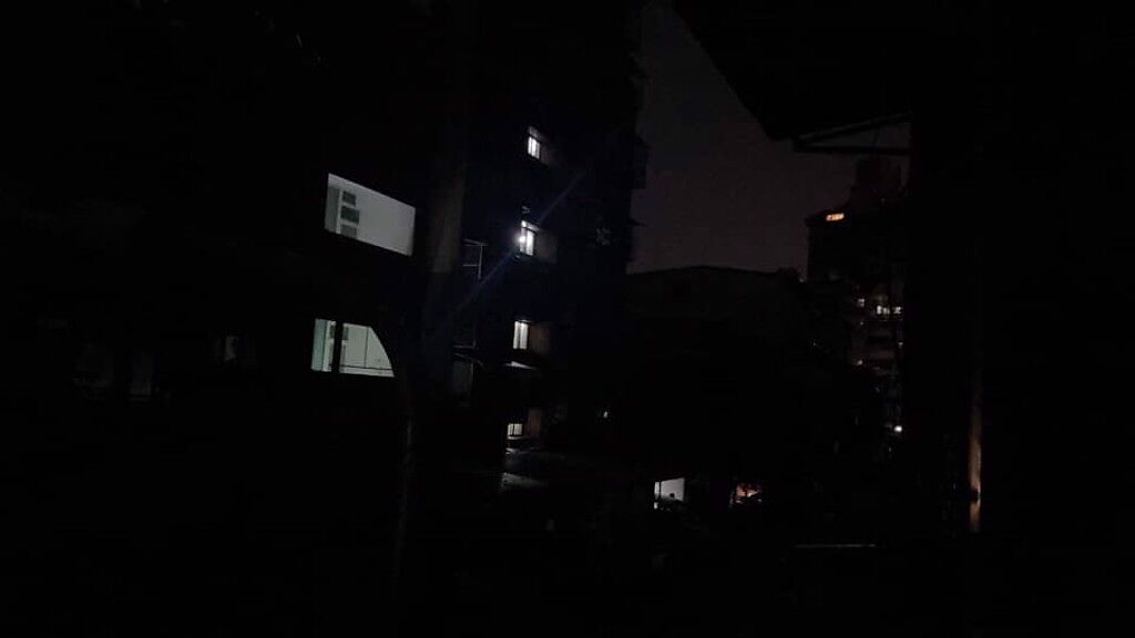 昨日深夜11時，南投縣無預警停電，另外昨日晚間9時，北市萬華也有千戶停電。圖為萬華停電照。（圖／翻攝臉書我是萬華人）
