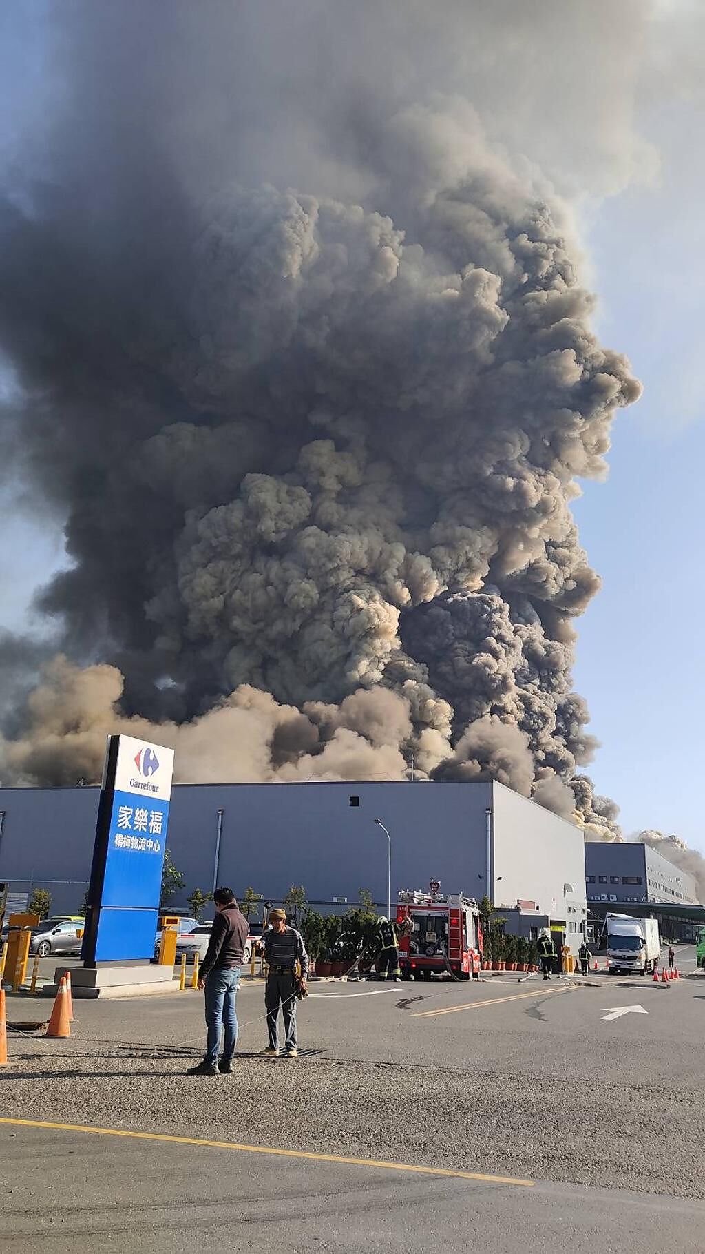 桃園市幼獅工業區今（14日）約上午8時許一處廠房發生大火。（翻攝記者爆料網）