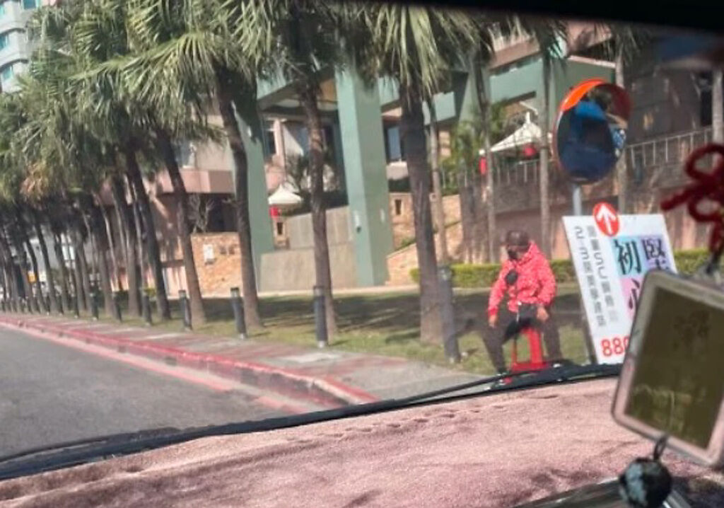 有網友在路邊看到一位全身穿著LV名牌的舉牌阿伯，引起話題。（圖／翻攝自Dcard）