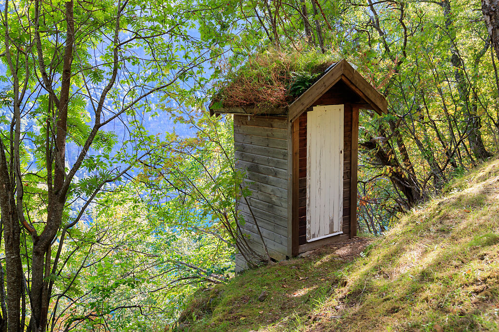 日本靜岡縣一處懸崖邊有一座露天廁所，據神社人員透露，其實是為了天皇而建。(示意圖/達志影像)