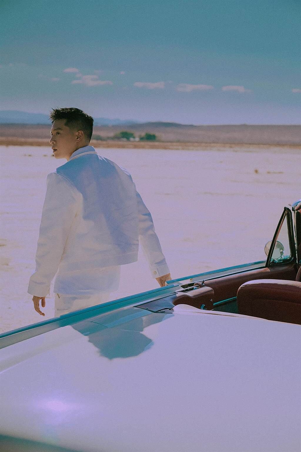 周湯豪遠赴L.A.沙漠拍攝〈GOOD LIFE〉MV。（環球音樂提供）