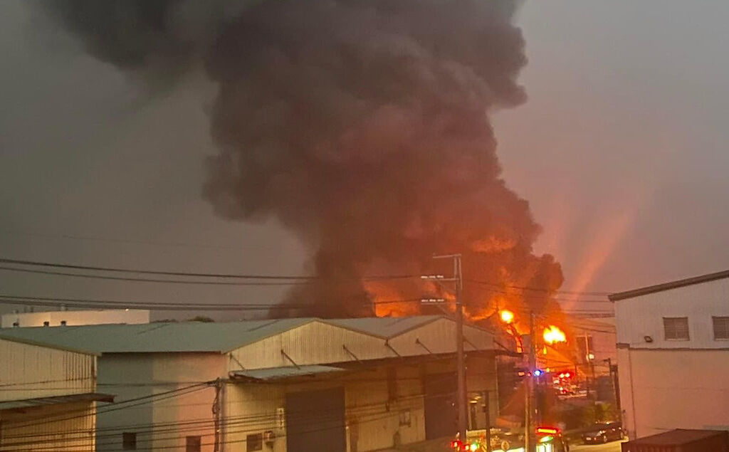 家樂福倉儲才燒完，鄰近幼獅工業區又一鐵皮倉庫大火濃煙竄天，警消搶救中。(記者爆料網提供)