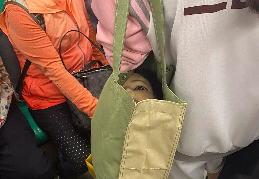 有女網友不小心和女學生手提袋中的假人頭對到眼，瞬間被嚇到。(圖／翻攝自 爆廢公社) 