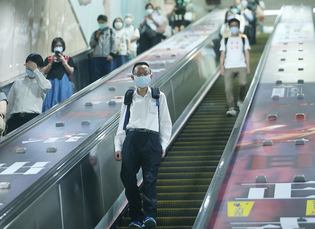 台北捷運新埔站電扶梯「失速」意外引發軒然大波，官方坦言是捷運營運以來首次發生。（北捷示意圖，陳怡誠攝）