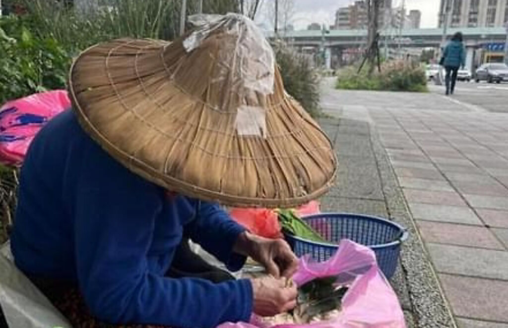 1名女網友發現賣玉蘭花的阿姨斗笠破洞，買了一個新的她，並大喊：「要照顧好自己」網讚爆。（翻攝自爆料公社）