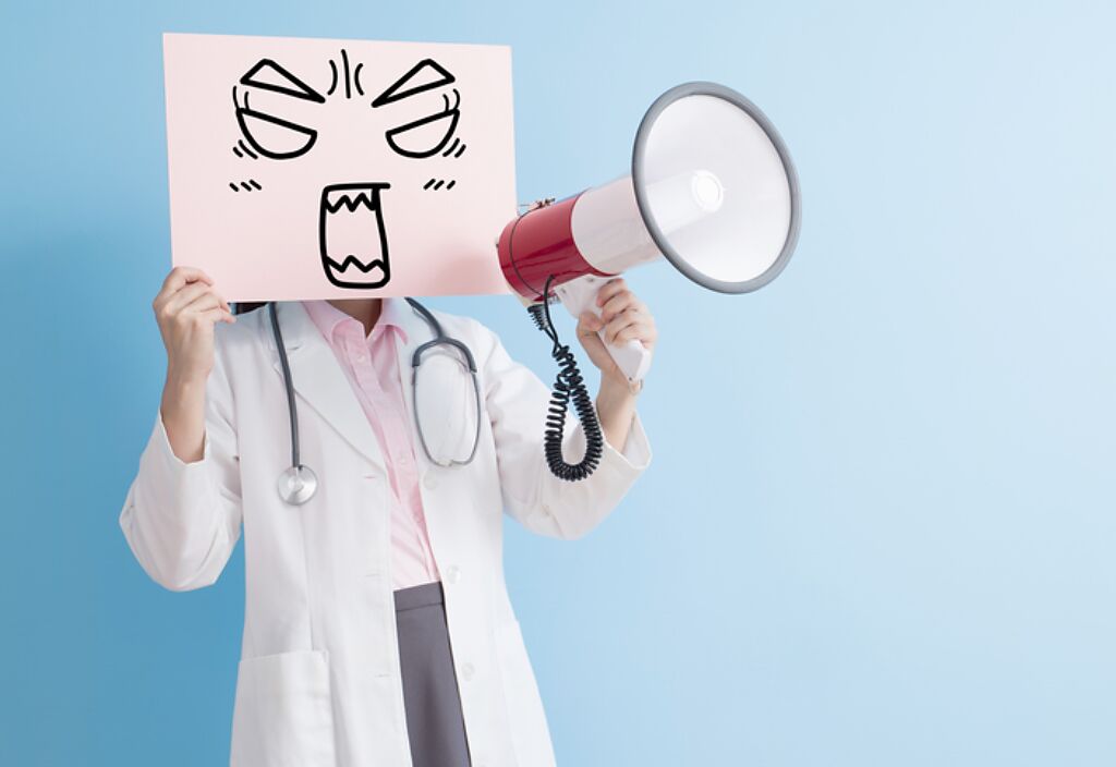 這話讓醫師秒怒！就醫達人：4重點 幫醫師好好聽懂你的病情。(示意圖/Shutterstock)