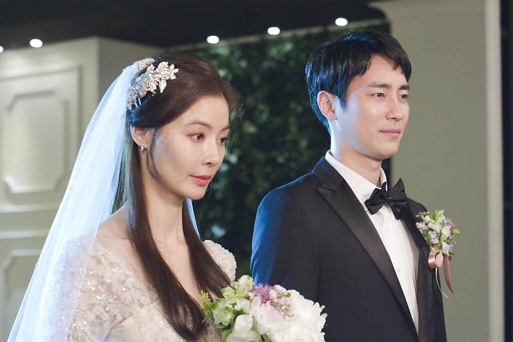 尹素怡在韓劇《太陽的季節》為調查真相，嫁給仇人兒子。（中天娛樂台提供）