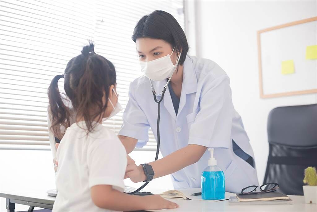 兒科醫師分享慘烈案例，幼童把綠豆塞進鼻孔，差點生根發芽。（示意圖／Shutterstock）
