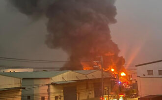 楊梅家樂福倉儲才燒完 鄰近又一鐵皮倉庫大火濃煙竄天