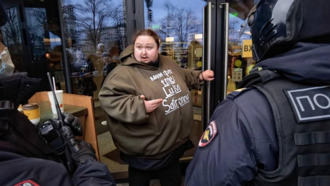 沒薯條毋寧死！270 公斤俄羅斯男因「吃不到麥當勞」崩潰  緊銬大門阻止關店