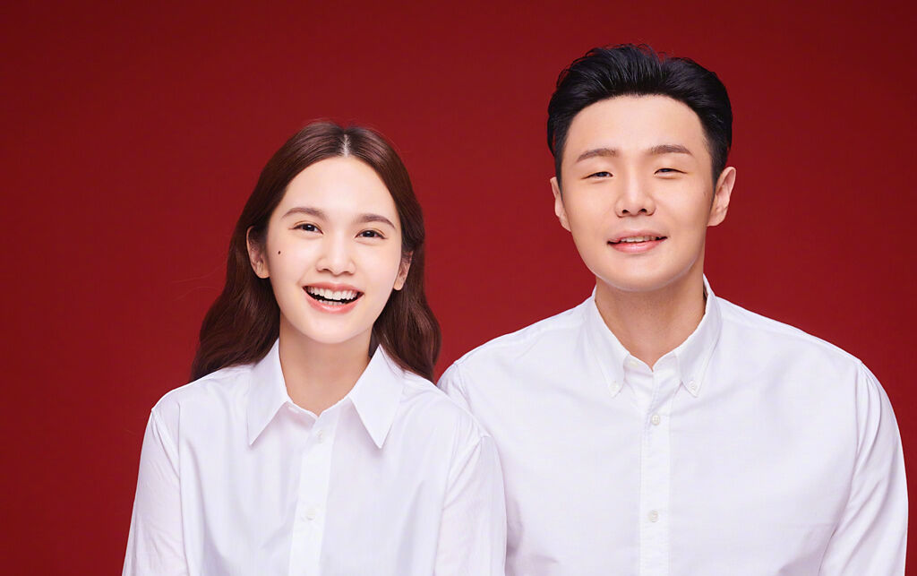 楊丞琳與李榮浩於2019年公布婚訊。（圖／楊丞琳微博）