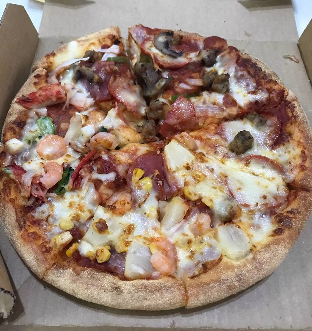 有網友馬上訂達美樂99元披薩並PO出照片，大讚料沒有減少。(翻攝自PTT)