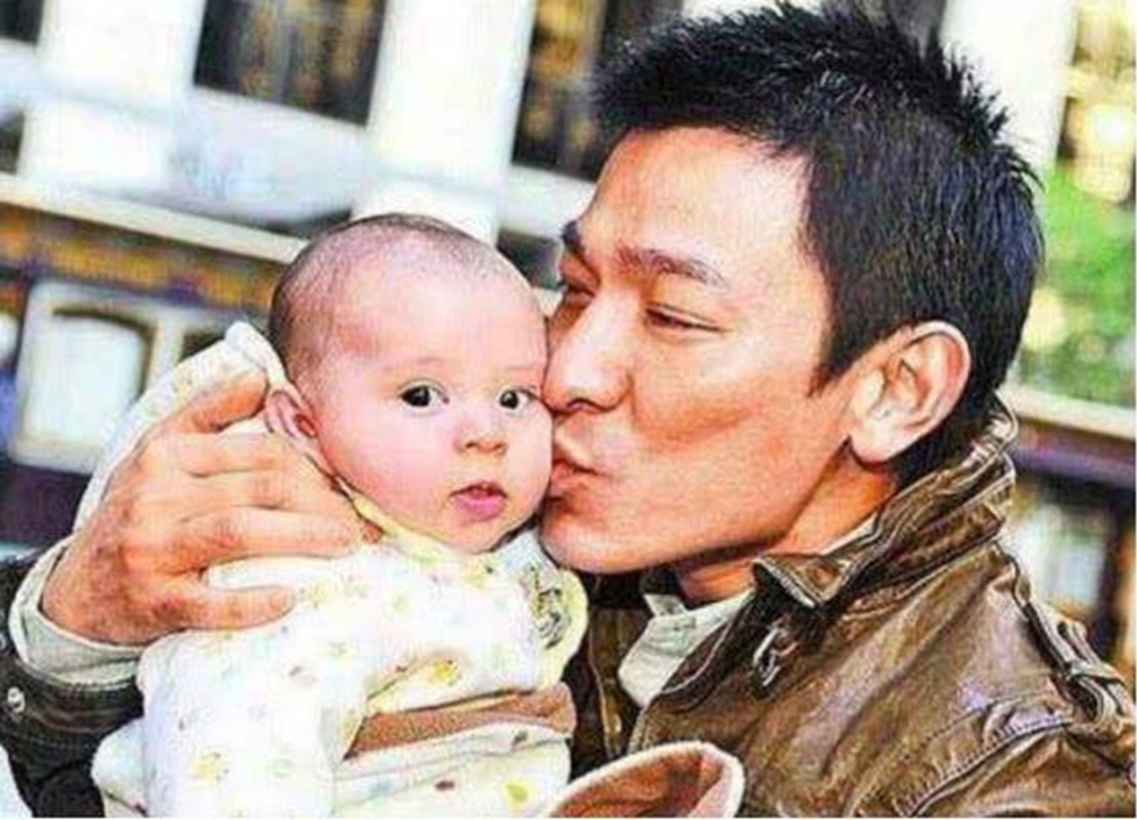 劉德華親吻嬰兒時的謝霆鋒。(圖/翻攝自微博)
