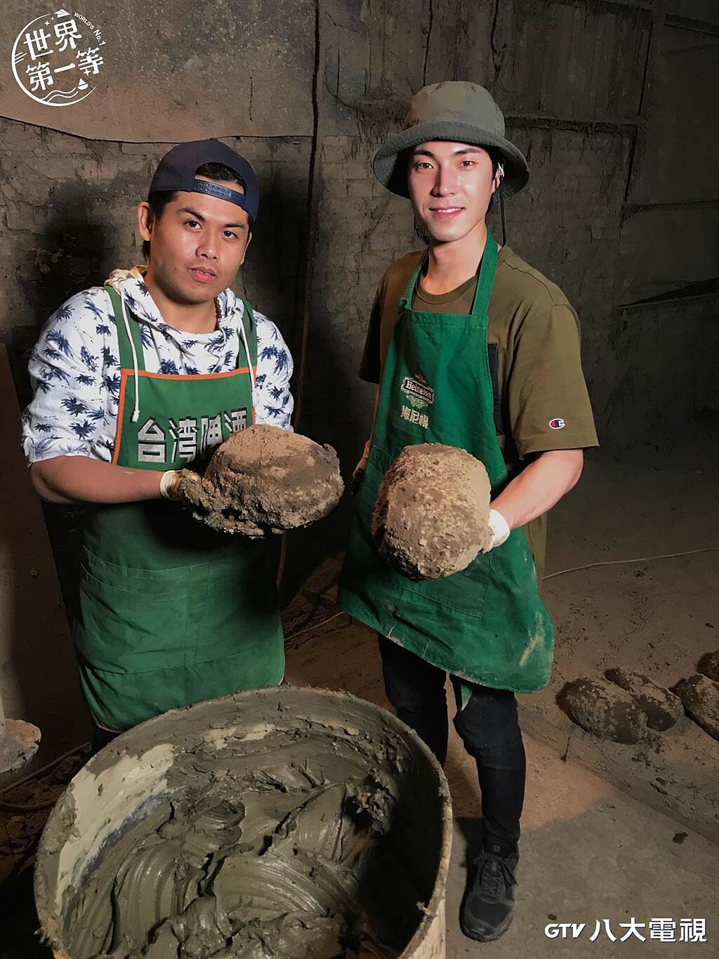 唐振剛(右)、張再興探訪傳統古法土窯雞做法。（八大提供）