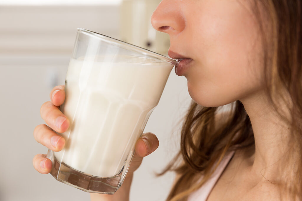 豆漿和燕麥奶是否能取代牛奶呢？吳映澄營養師表示，每一個食物都是無可取代的，最重要的是營養均衡。(示意圖/達志影像)