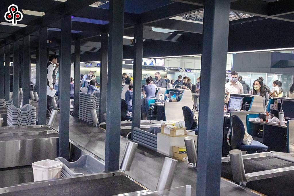 桃園機場第二航廈11日晚間部分區域突然停電，導致報到櫃台的行李輸送帶停擺。（本報資料照片）