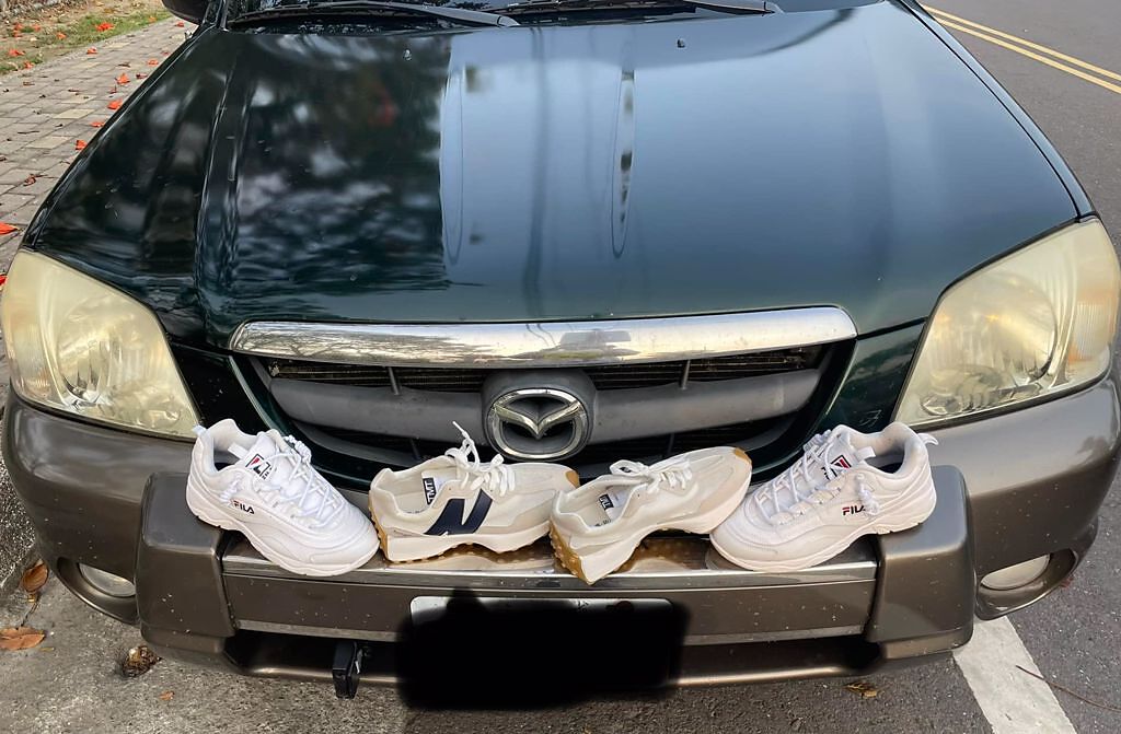 該名女網友把洗好的球鞋拿到車前保險桿上曬，結果出門前卻忘記收進屋內。（圖／翻攝自臉書社團爆廢公社）