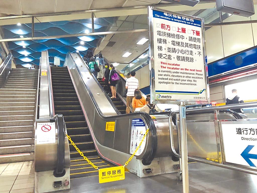 台北捷運新埔站日前爆發電扶梯失速下墜意外，電扶梯已暫停服務。（本報資料照片）