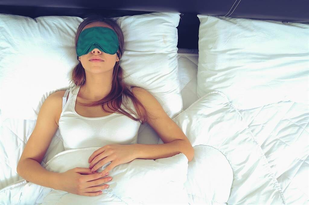 想睡得更長更好 研究曝：「這種」運動最有效。(示意圖/Shutterstock)