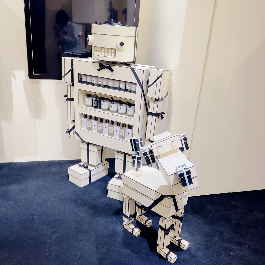 Jo Malone London禮物概念店創造了一系列禮物盒機器人與竉物等不同角色「JoBots」。（邱映慈攝）