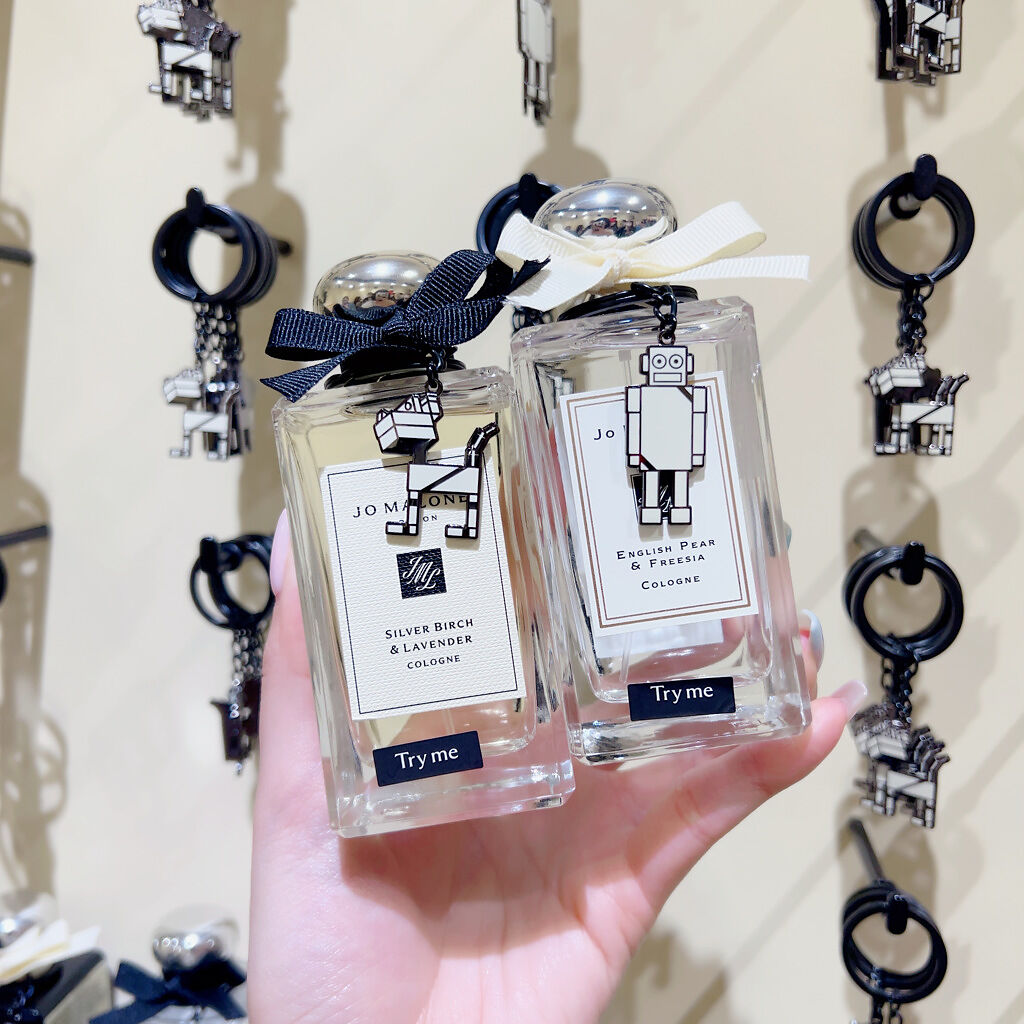凡於Jo Malone London「JoBots」禮物概念店內購買任一款 100ml 香水，即可獲得限定的 JoBots 造型鑰匙圈。（邱映慈攝）