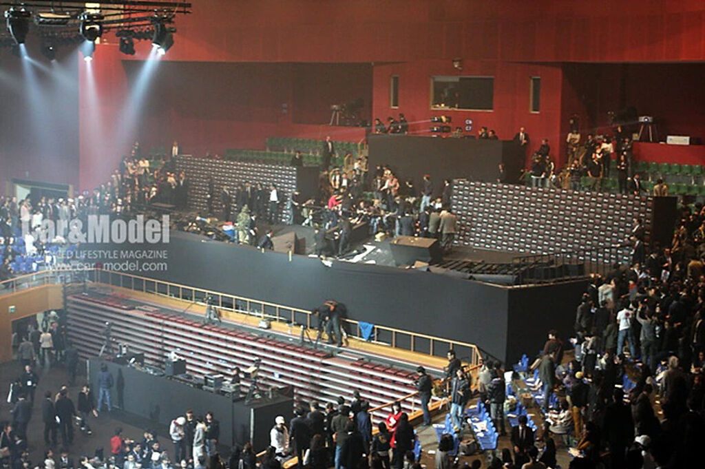 當時發布會VIP區的舞台發生坍塌，導致多人受困。（圖／Car & Model）