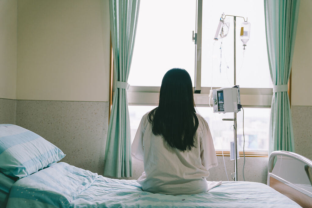1名女網友日前到醫院陪伴親友，但因為認為醫院冷氣太冷，於是帶了條「亮黃色」棉被裹住全身睡覺，照片曝光她笑說「好像帶錯被子，看起來好嚇人」。（示意圖/Shutterstock提供）