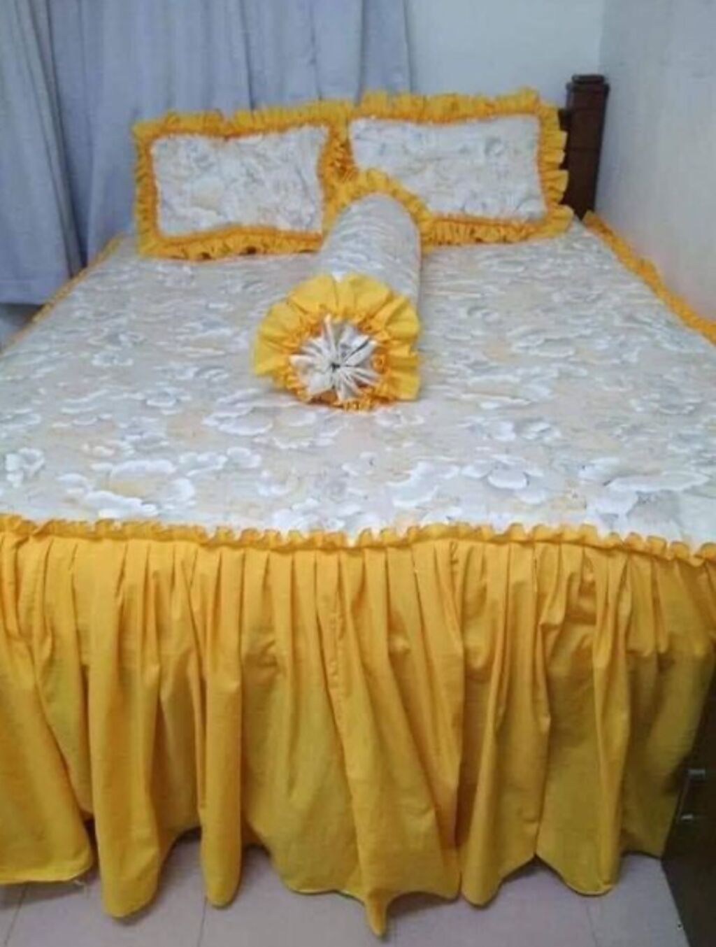 先前也有另名網友買了新的床單、枕頭套，但款式是白花花的底，配上鮮黃色波浪邊緣，讓他看了直呼「怎麼覺得怪怪的」。（翻攝自臉書「爆廢公社公開版」）