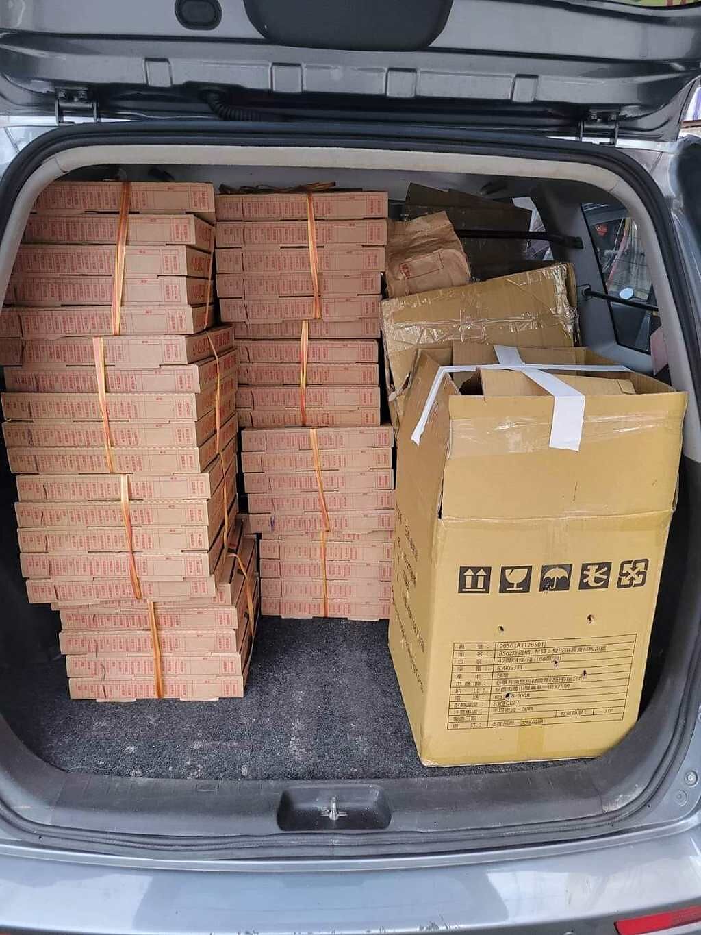 有客人點了4萬多元的披薩，塞滿整台廂型車，讓網友笑翻。(圖／外送員的奇聞怪事)