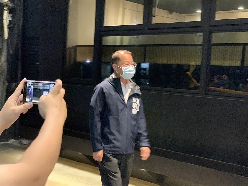 鍋物店內槍響，高巿警察局長黃明昭趕赴現場。（翻攝照片）