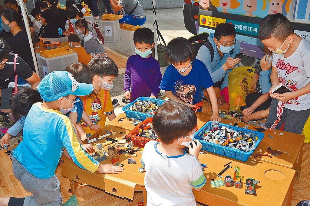 台北大學社科院連續5年舉辦「北大玩具節」，邀請社區民眾到校闖關，免費兌換玩具，昨吸引超過1500人參與。（蔡雯如攝）