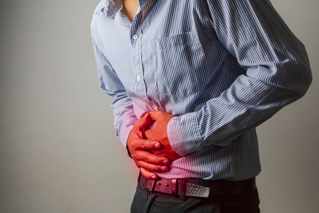 男子因上腹痛就醫，卻找不出病因，一檢查才發現胰臟長了腫瘤。（示意圖／Shutterstock）