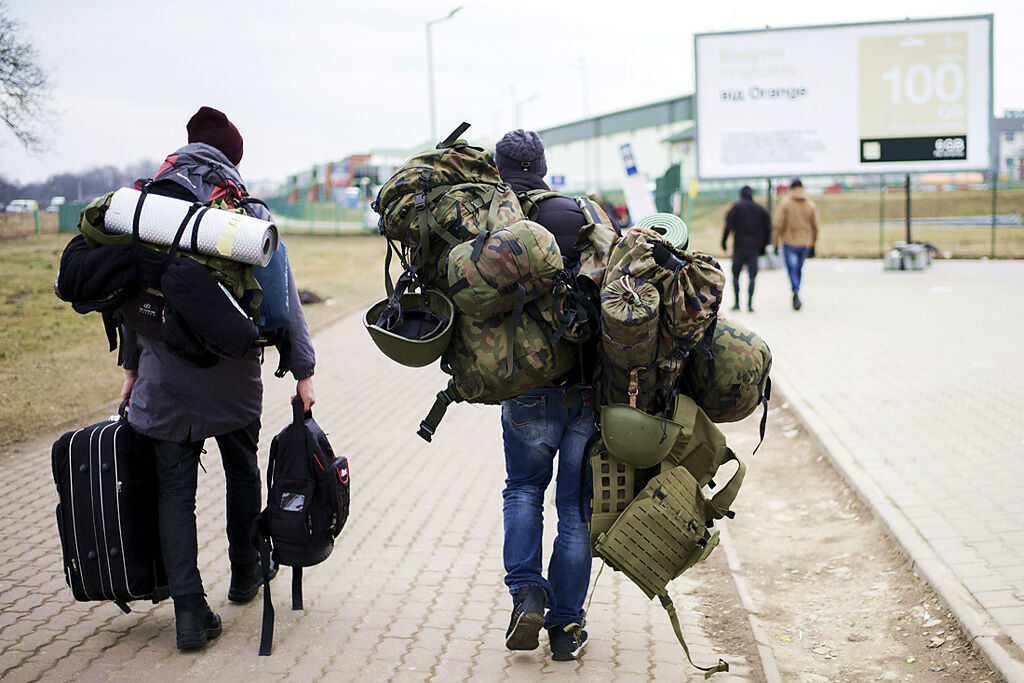 外國志願者透露，烏克蘭號召的國際軍團內部一片混亂。圖為從波蘭邊境城市米迪卡（Medyka）進入烏克蘭的外國戰士。（圖／美聯社）