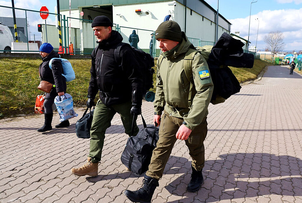 圖為愛沙尼亞民眾準備進入烏克蘭加入國際軍團、對抗俄羅斯。（圖／路透社）