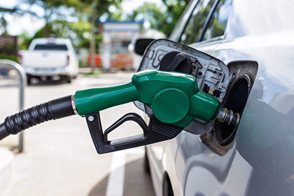 男開車上班刷千元加油惹怒女友。(圖/翻攝自Shutterstock)