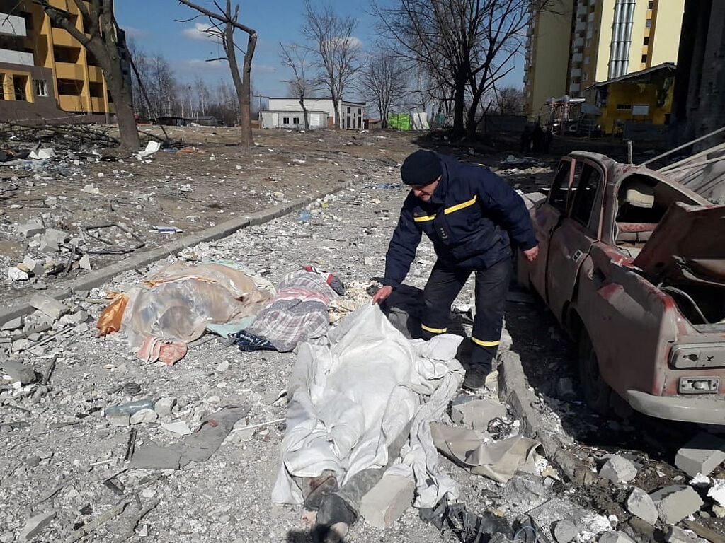 俄軍持續增兵對烏克蘭東北部城市切爾尼戈夫狂轟猛炸，該區為前進首都基輔（Kyiv）必經要塞。
(圖/路透社) 