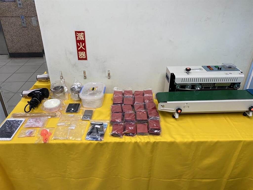 警方在徐姓男子出租套房內搜出裝毒工具、第三級毒品卡西酮原料、分裝袋3700個等物。（翻攝照片／石秀華高雄傳真）