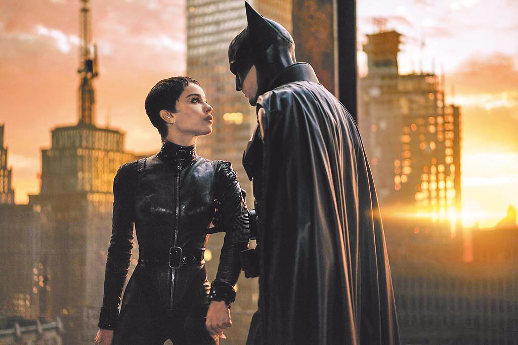 新版《蝙蝠俠》中，羅伯派汀森和貓女「柔伊克拉維茲」並肩作戰(圖／華納兄弟提供)