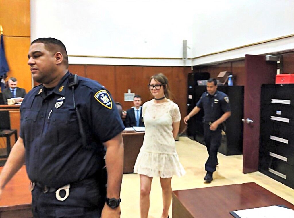真實世界中的安娜在法庭的最後一週，連續以多套「白色連身裙」的造型亮相。（圖／取自IG@annadelveycourtlooks）