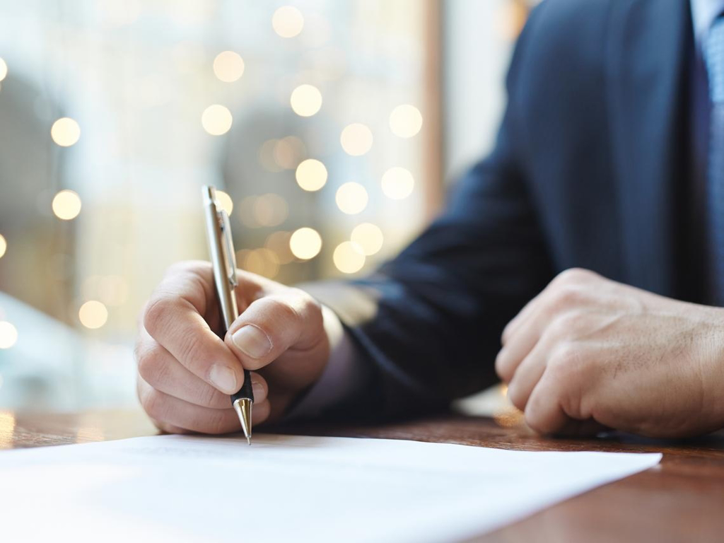 為保障自身的租屋權益，簽約時要仔細確認合約內容。(圖/翻攝自shutterstock)