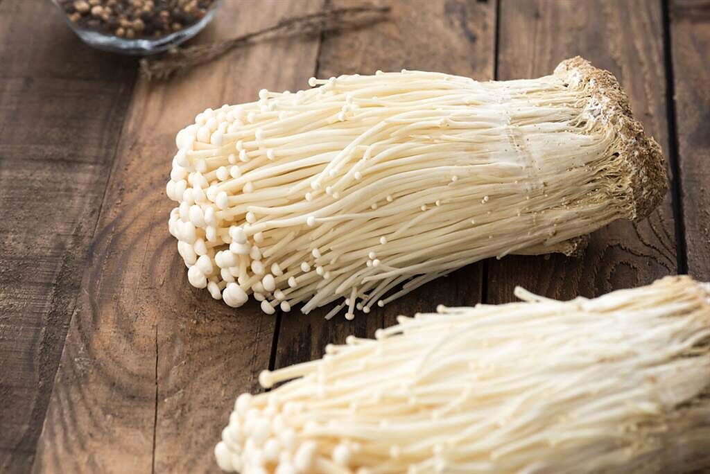 台灣外銷美國的一批金針菇遭驗出李斯特菌，由於金針菇是國人愛吃的火鍋料大宗，在網路上引起熱議，沒有洗到底可不可以吃？（示意圖／Shutterstock）