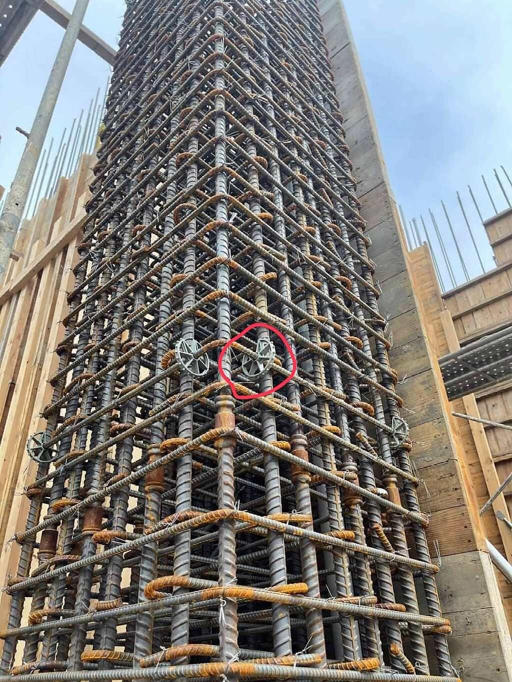 網友PO出一棟正在蓋的大樓，並用紅筆圈出鋼筋上某些地方卡了幾個齒輪。(圖/截自臉書 買房知識家（A你的Q）)