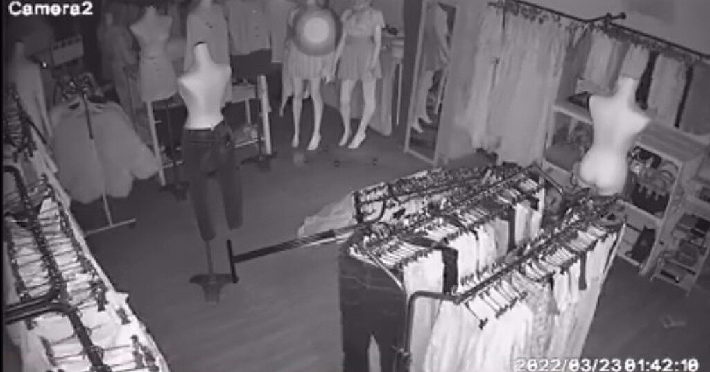 花蓮地震，服飾店搖滾晃動55秒，衣服直接被甩到地上。（圖／翻攝自花蓮爆料網）
