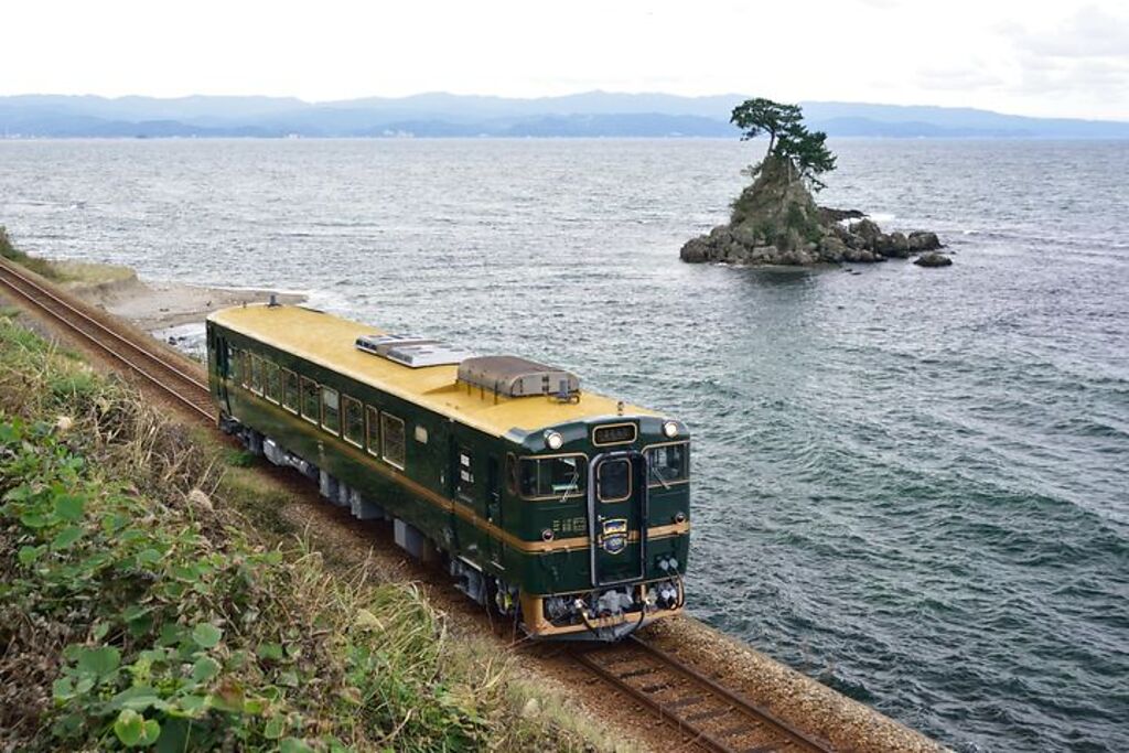 奔馳於富山縣境內的觀光列車「Belles montagnes et mer」。　圖：J&T CONETENTS／提供