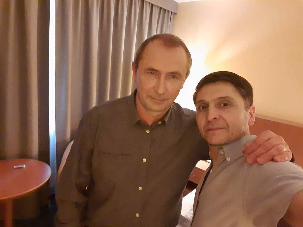 (左)普丁分身伯藍（Steve Poland）、(右)澤倫斯基分身伊薩巴耶夫(Umid Isabaev)。（圖／截自Facebook @Howard X） 