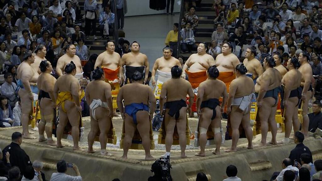 《相撲道》揭開日本國技千年神秘面紗。（台北双喜電影提供）