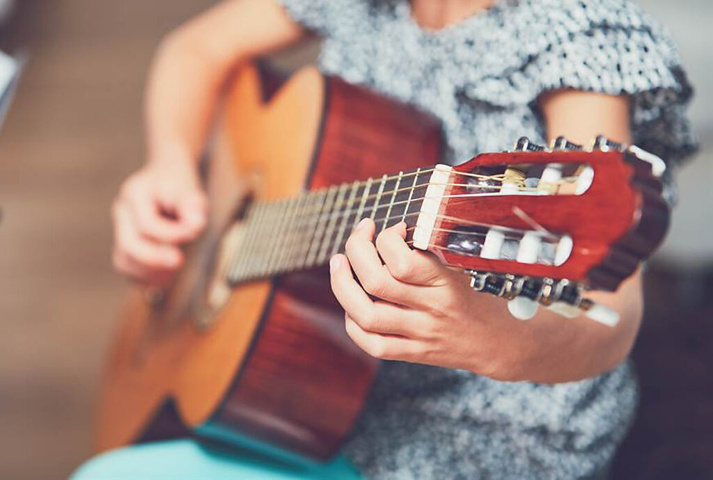 27歲女網紅在IG上傳一段用舌頭彈奏吉他的影片，超猛舌技震驚全網。（示意圖／達志影像）