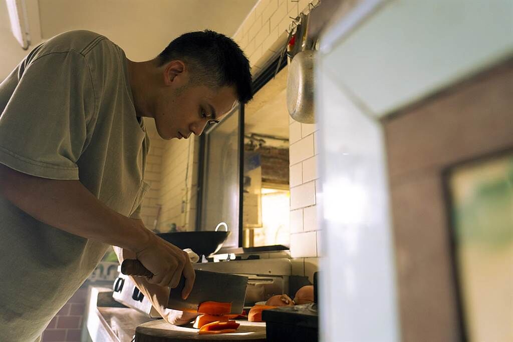 李淳在飾演國外回來的廚師，為戲勤練刀工。（中天娛樂台提供）