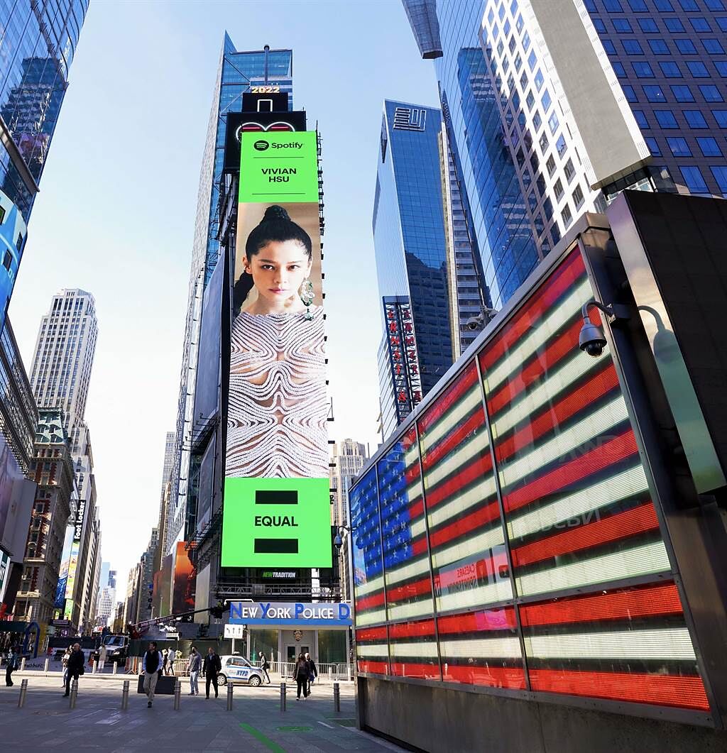 徐若瑄登上紐約時代廣場的巨型LED螢幕。（索尼唱片提供）
