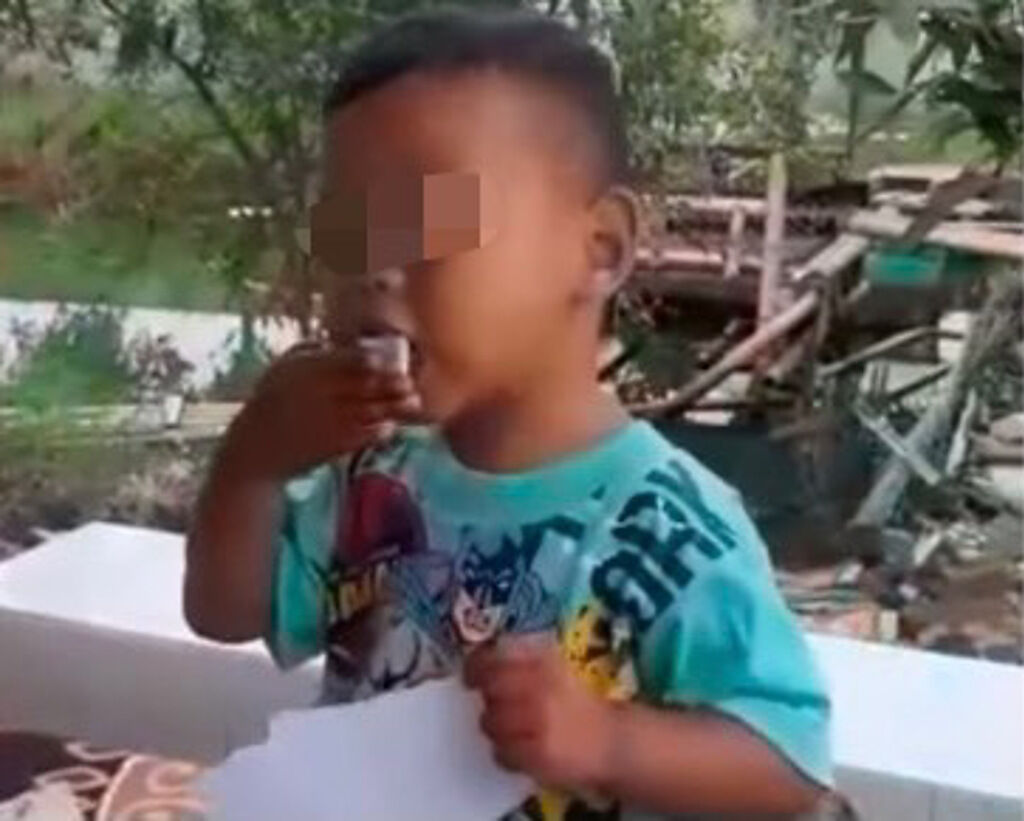 印尼西爪哇一名3歲男童喜歡吃拖鞋和紙張，甚至一個月內可以吃掉5雙拖鞋。（圖／翻攝自IG）